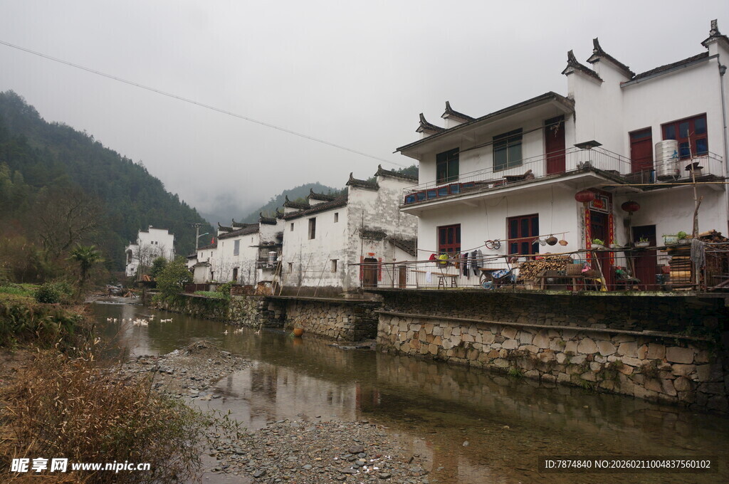 婺源江南水乡民居傍水而立