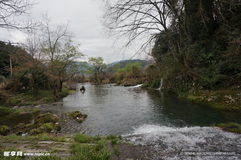 婺源宁静河畔自然风光美景