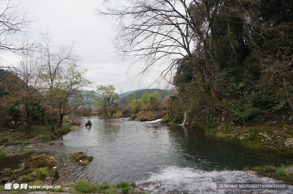 婺源宁静溪边景色