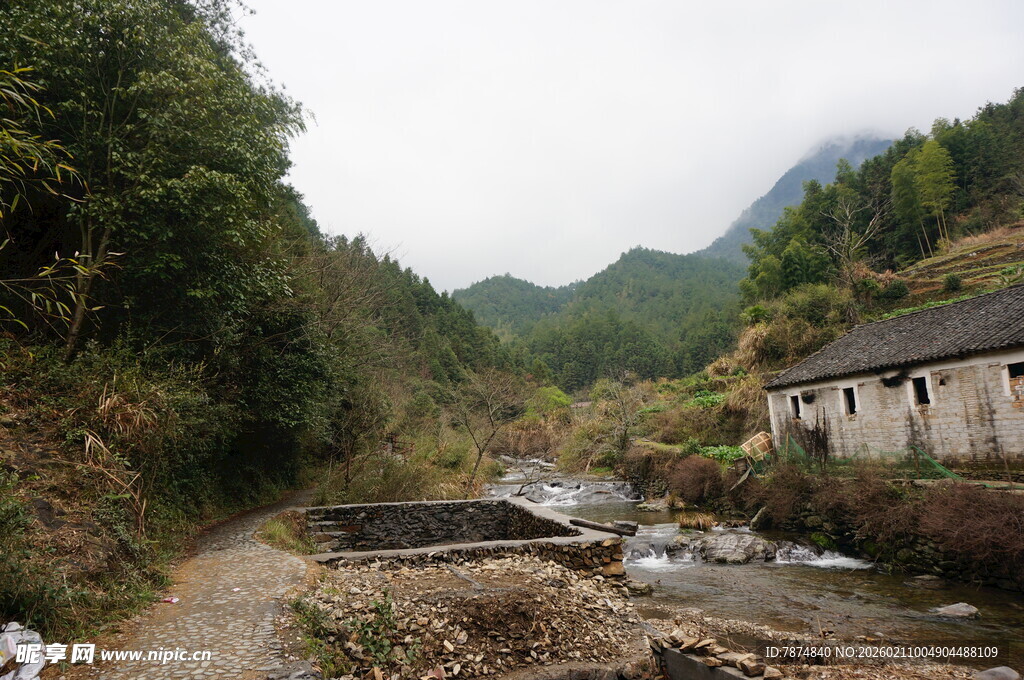 婺源山间村落小溪旁的旧屋