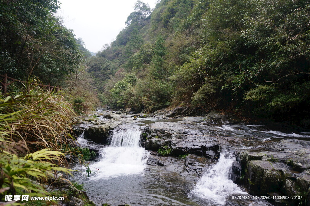 婺源山间溪流潺潺 自然美景