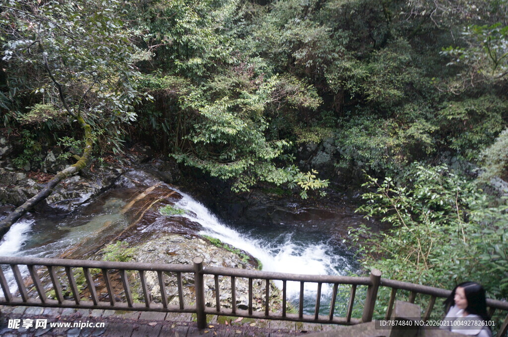 婺源山间瀑布旁的观景栈道