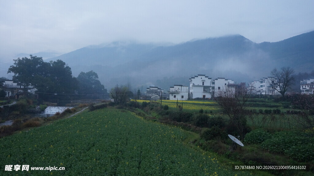 婺源乡村晨景 田野与远山朦胧美