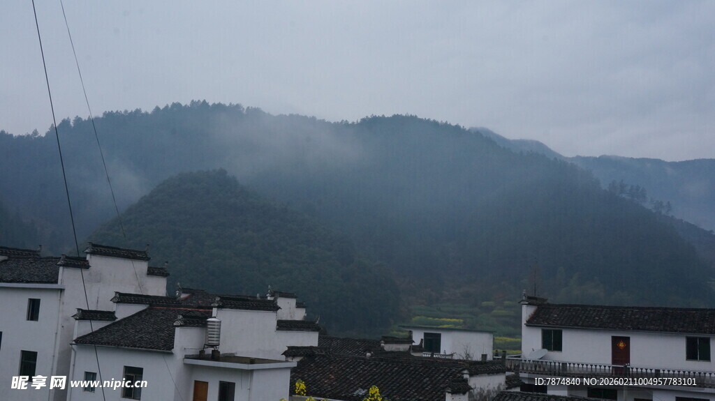 婺源山村白墙黑瓦 远山朦胧