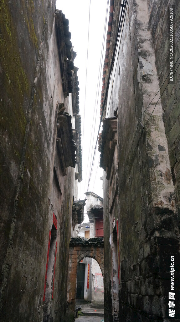 婺源狭窄古巷中的静谧景致