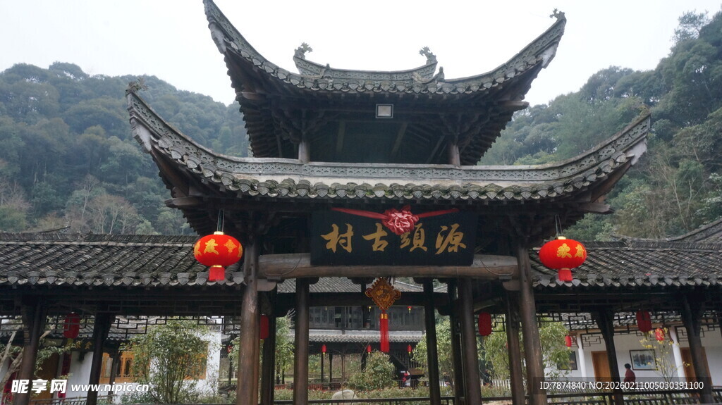 婺源中式古牌楼 红灯笼点缀