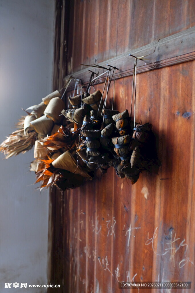 墙上挂着的粽子