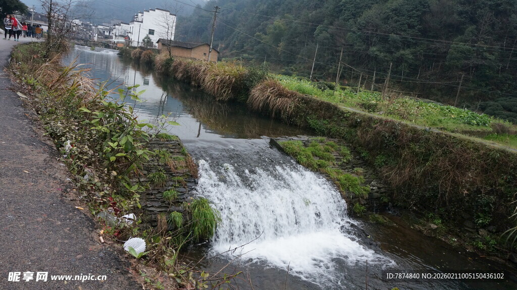 婺源山间溪流小瀑布美景