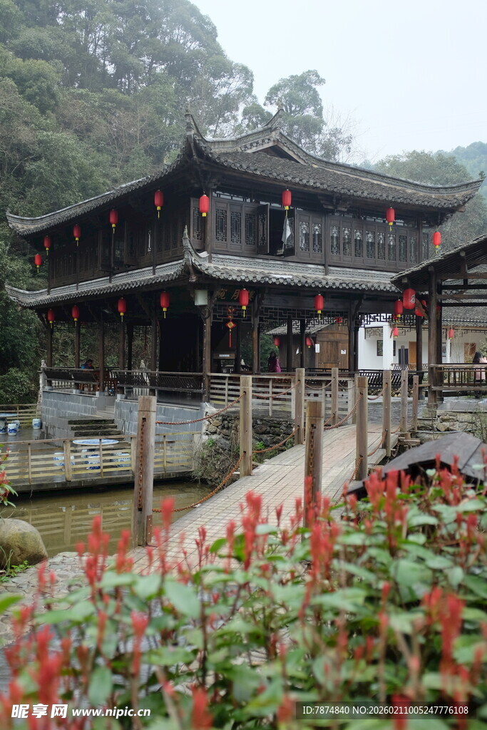 婺源古雅中式建筑与艳丽花卉