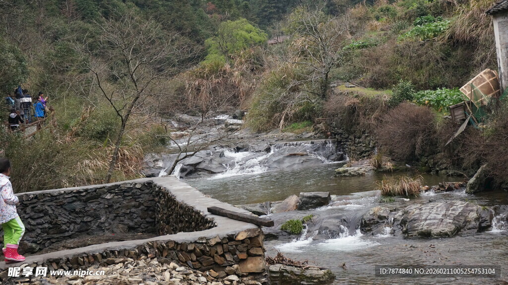 婺源山间小溪旁的户外场景