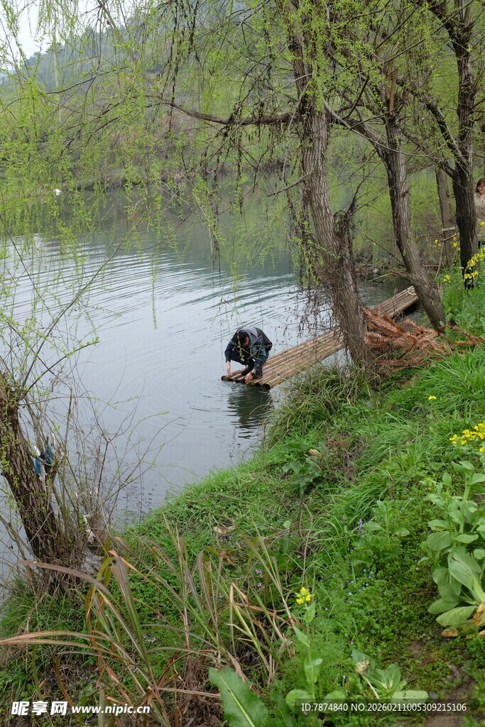 婺源河边垂钓者的悠然时光