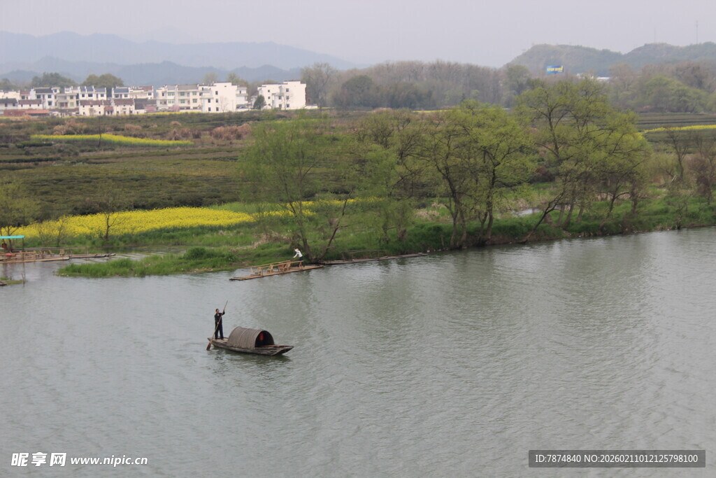 婺源湖上泛舟赏田园风光