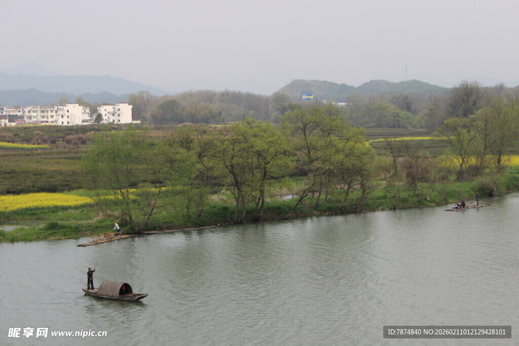 婺源水乡湖畔的悠然泛舟景象