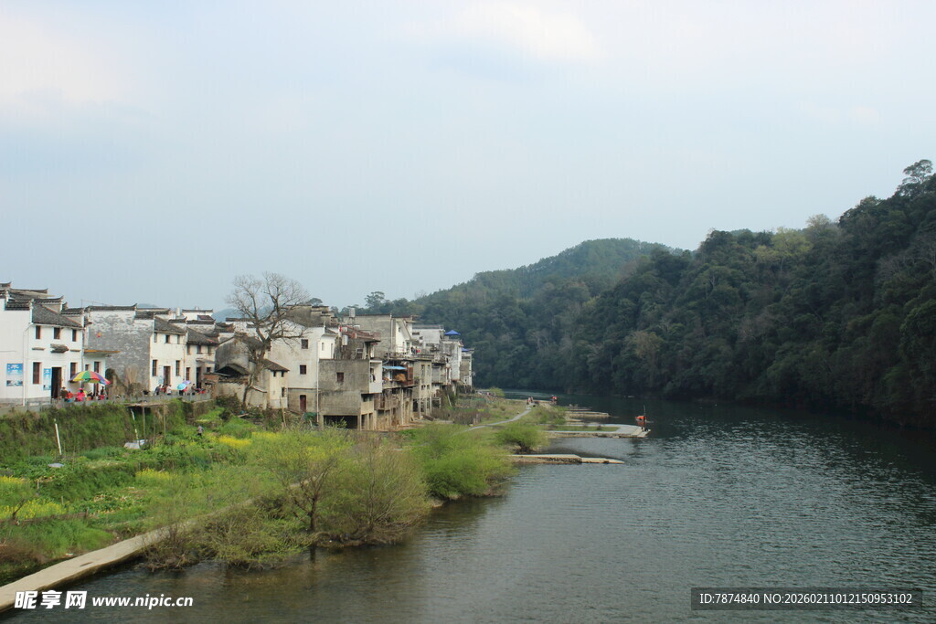 婺源河畔村落美景