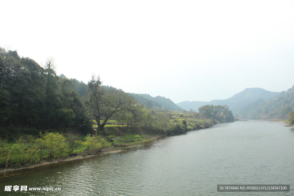 婺源宁静河畔自然风光