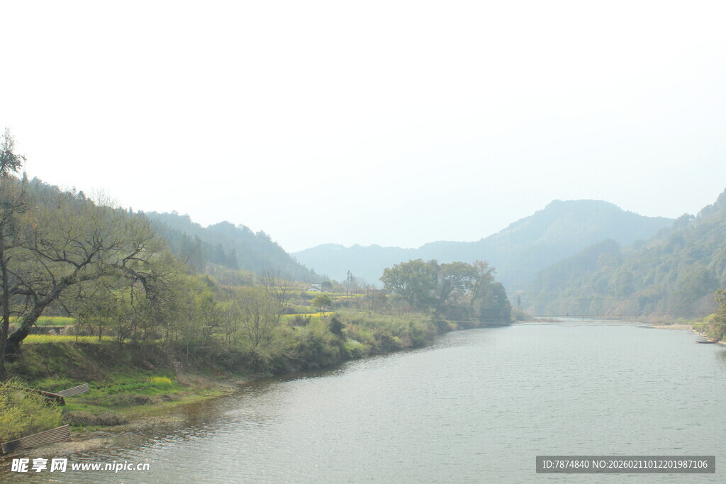 婺源宁静河畔的秀丽山水风光