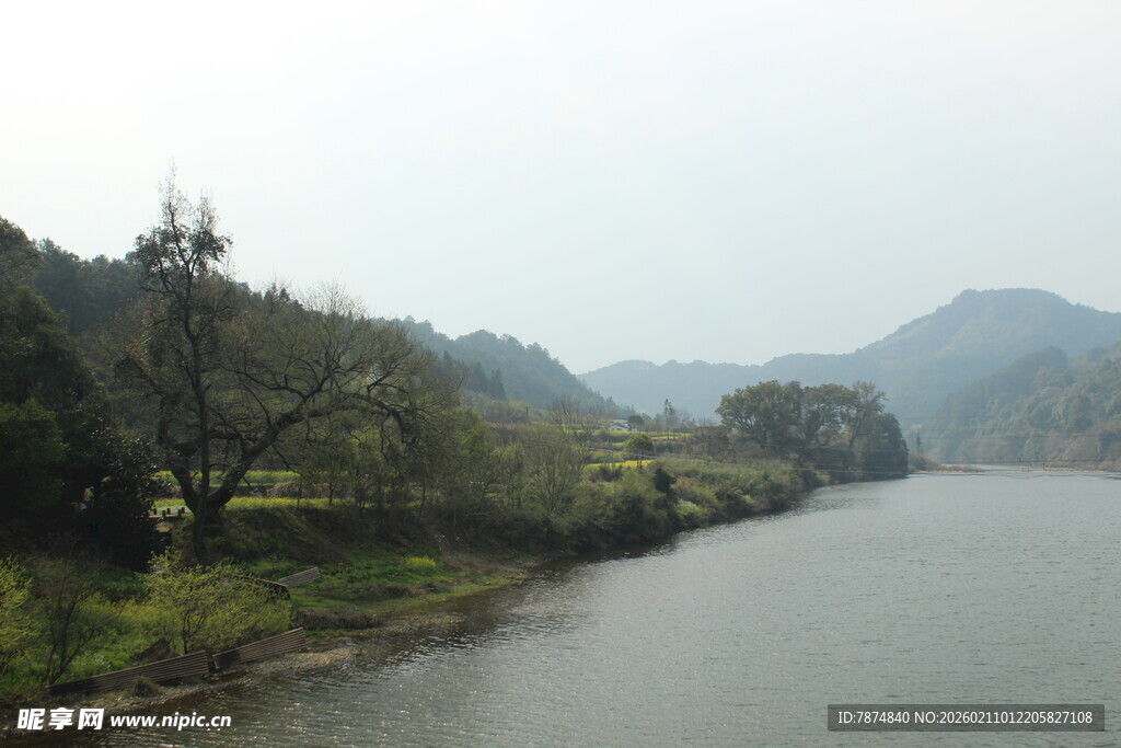 婺源宁静河畔山水风光