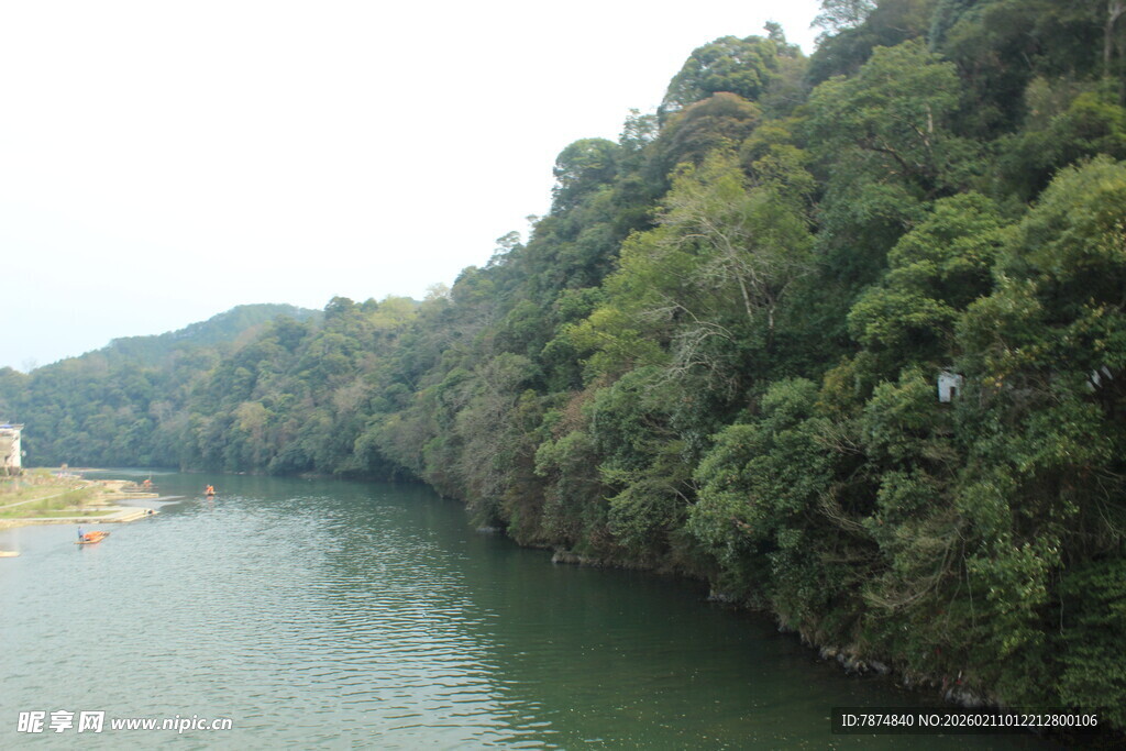 婺源青山环抱的宁静河流