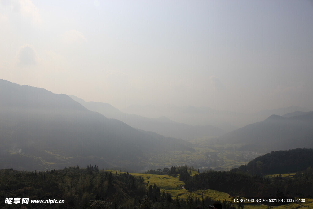 婺源山间美景 朦胧绿意入眼帘