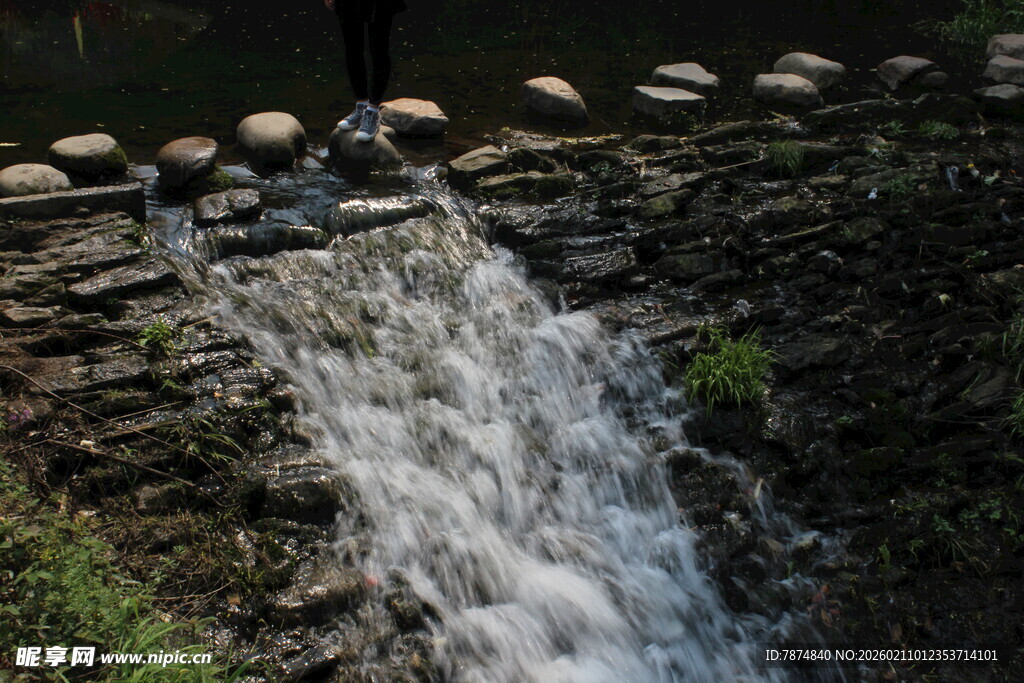 婺源山间小瀑布景观