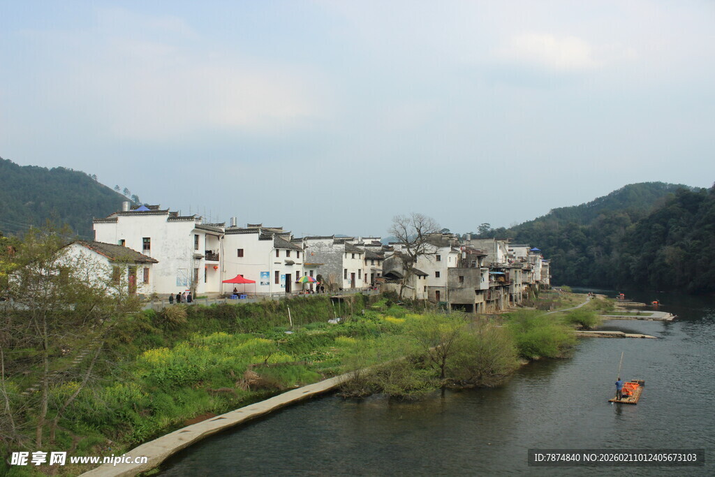 婺源河畔村落风光