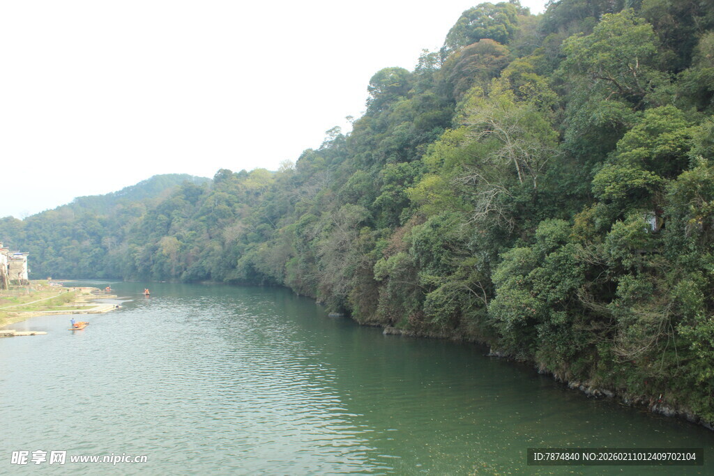 婺源青山环抱的宁静河流