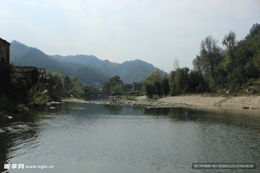 婺源河畔风光 远山近树映碧水