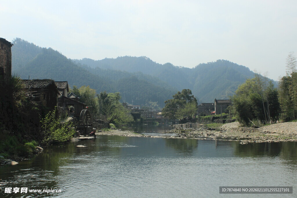婺源宁静河畔的山水村落风景