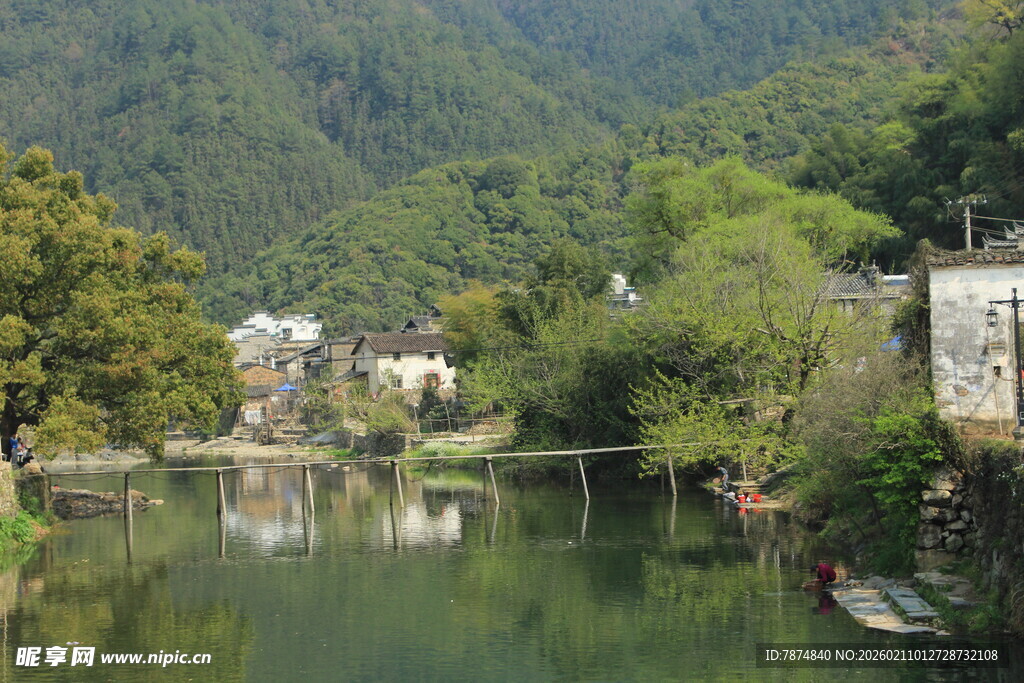 婺源山间河畔宁静风光
