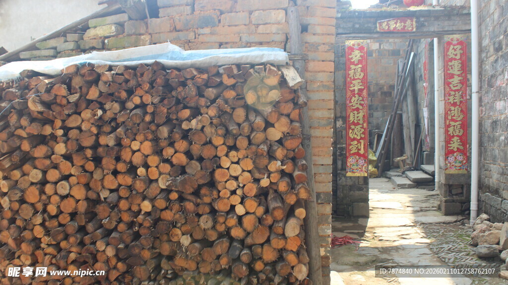 婺源冬日院中的整齐木柴堆