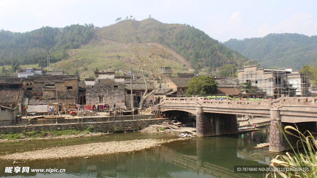 婺源古村石桥伴青山美景