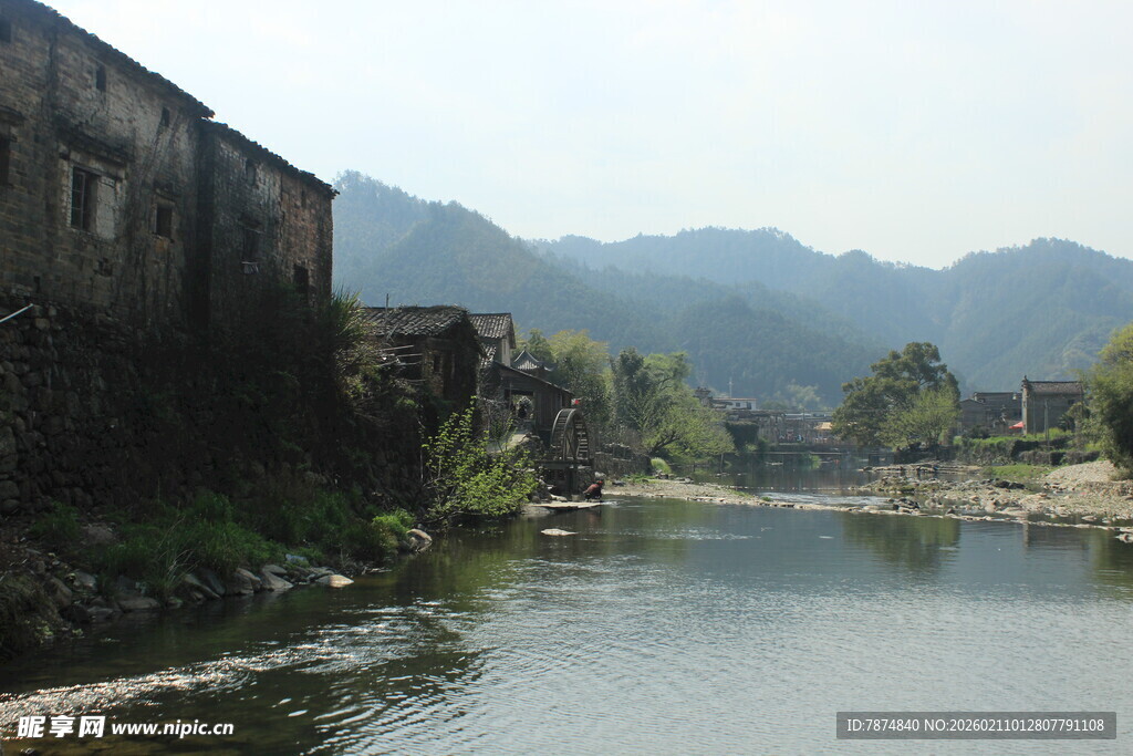 婺源河畔古村 山水相依的景致