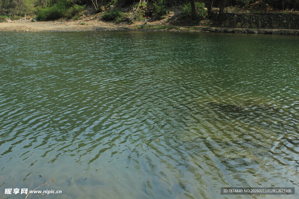 婺源清澈湖水 波光粼粼