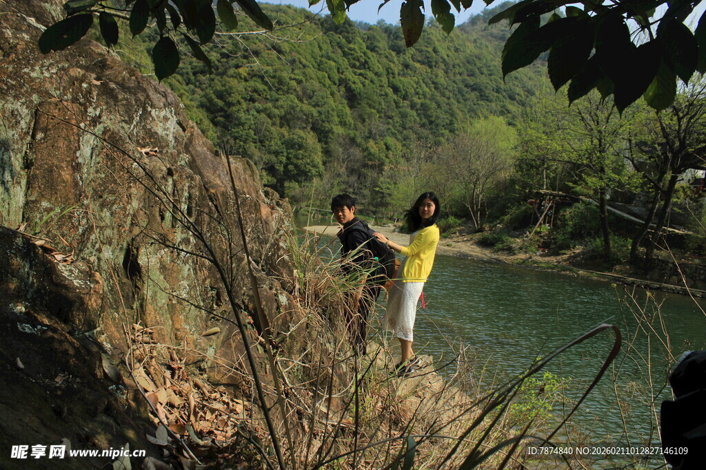 婺源河边漫步的户外爱好者