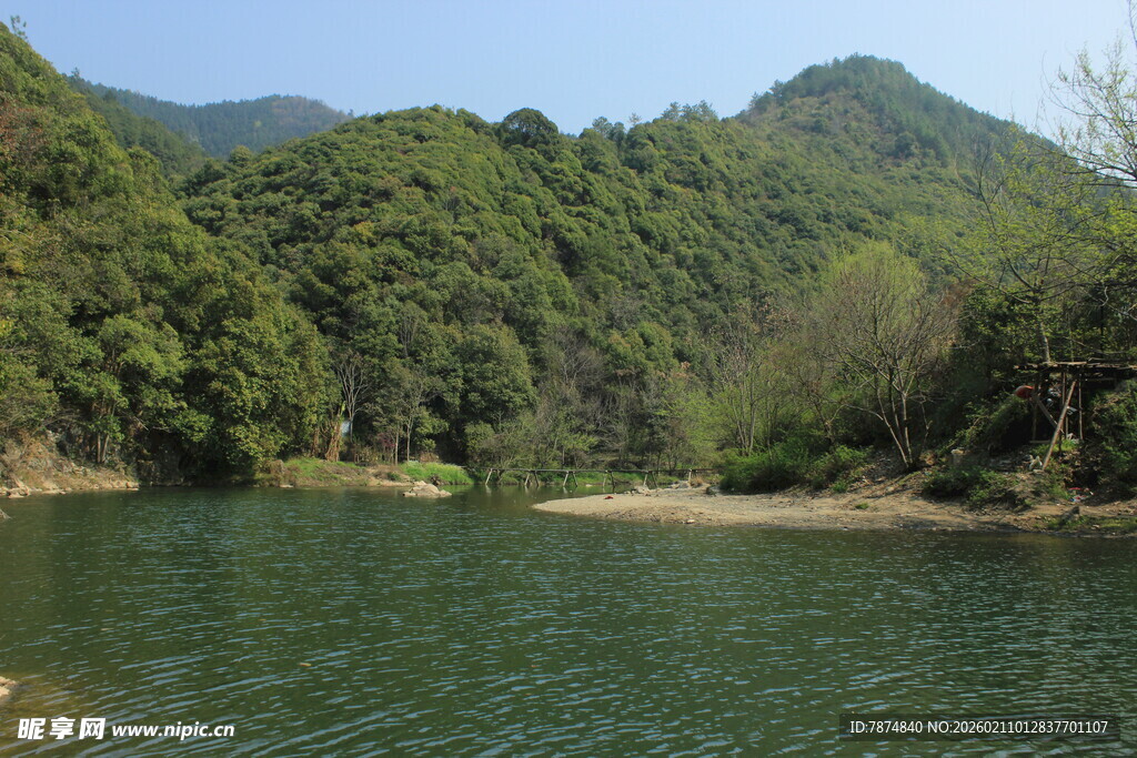 婺源青山环抱的静谧绿水