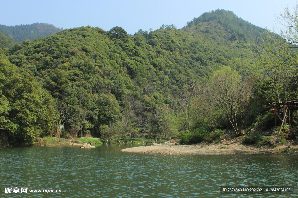 婺源青山绿水间的宁静湖畔