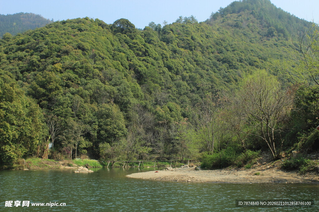 婺源青山绿水间的宁静湖畔