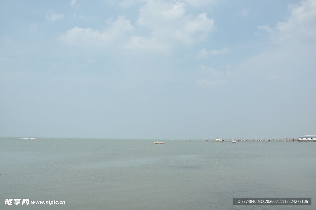广阔海面与蓝天白云景象