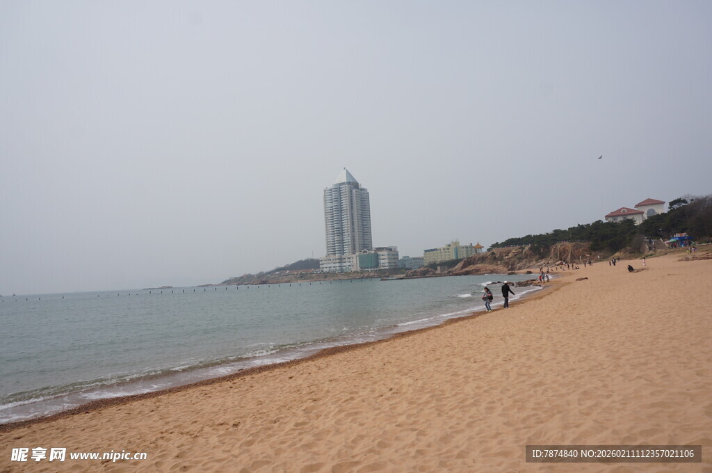 海滨沙滩与远处高楼景象