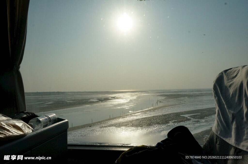 车内视角看海上日出美景