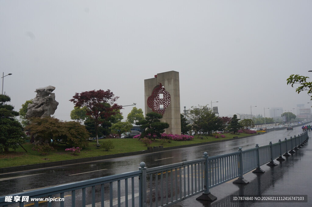 雨中的城市景观雕塑
