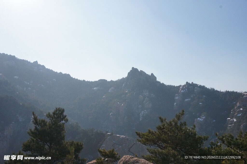 壮丽山景 阳光照耀峰峦