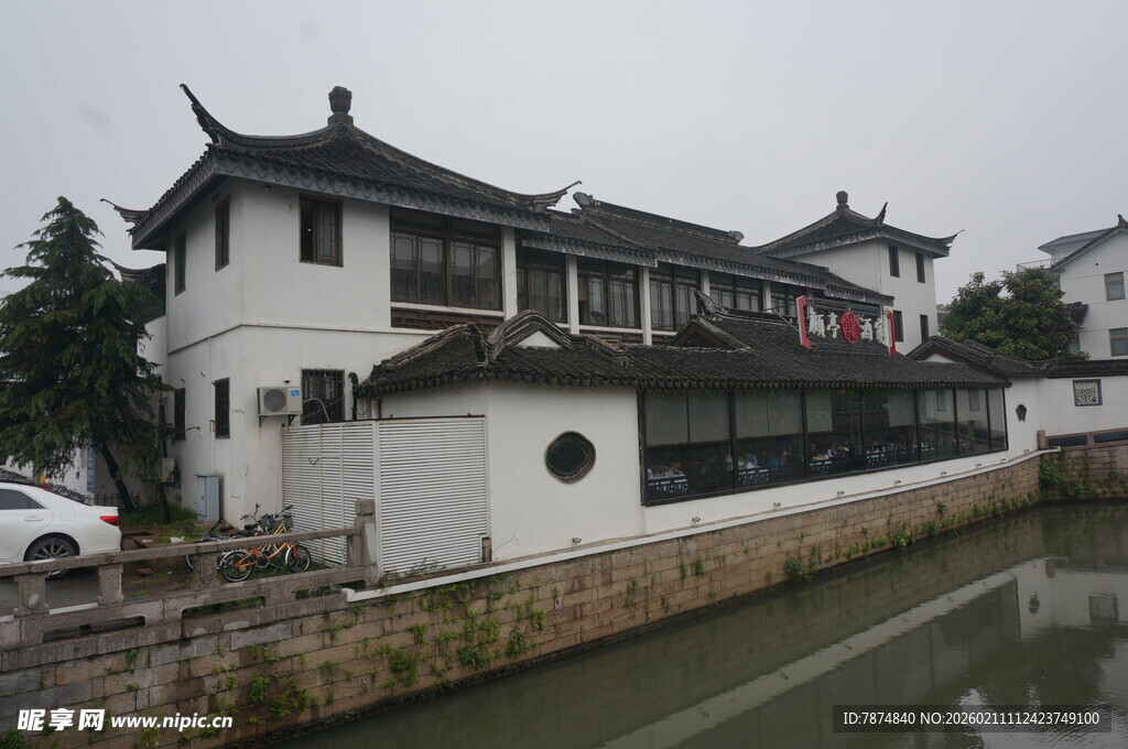 江南水乡白墙黑瓦民居