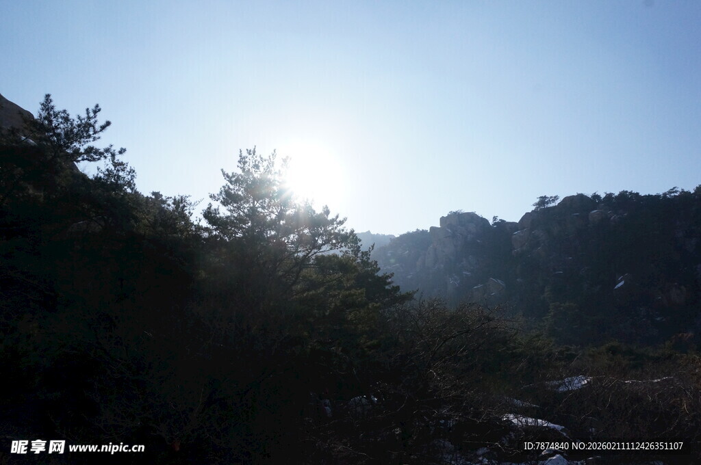 山林晨曦美景