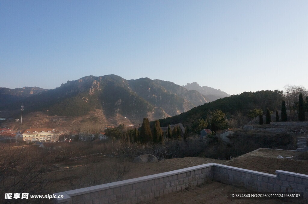 远山近景的开阔自然风光