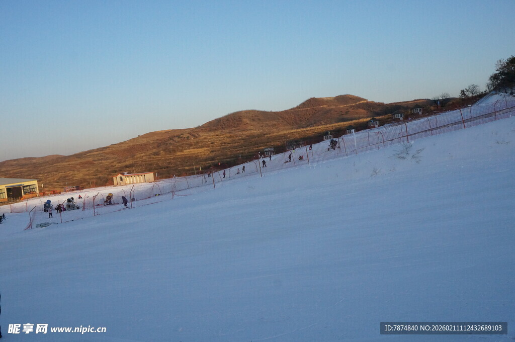冬日雪坡上的美丽山景