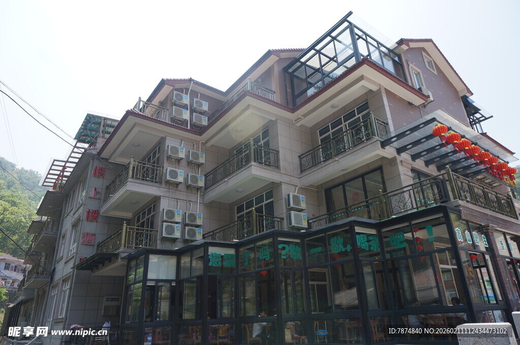 多层现代风格商业建筑