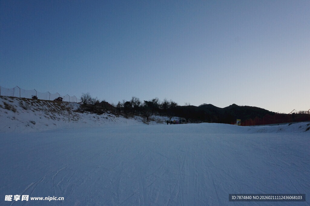 冬日雪景下的开阔雪地