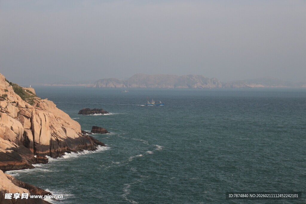 海边嶙峋岩石与辽阔大海