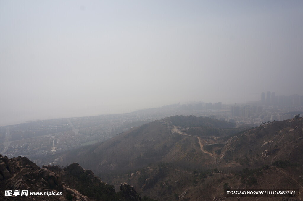 雾中群山景观
